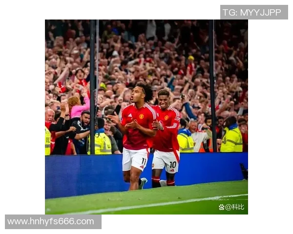 足球巨星场上并肩作战互相保护展现团队精神与友谊力量