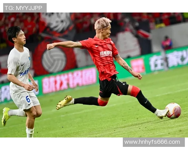 足球巨星耀目登场瞬间 赛场气氛瞬间点燃激情与荣耀