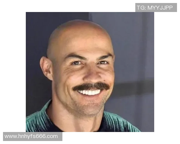 足球明星刮光头挑战自我引发热议，背后真相令人震惊