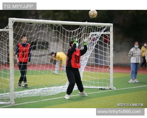 足球星女郎携手绿茵巨星共谱激情梦想闪耀的赛场传奇