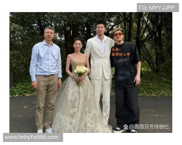 足球球星娶两位妻子背后的故事与家庭生活揭秘